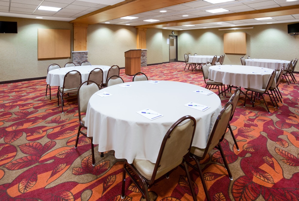 Holiday Inn Express Hotel & Suites Brainerd-Baxter 53/63
