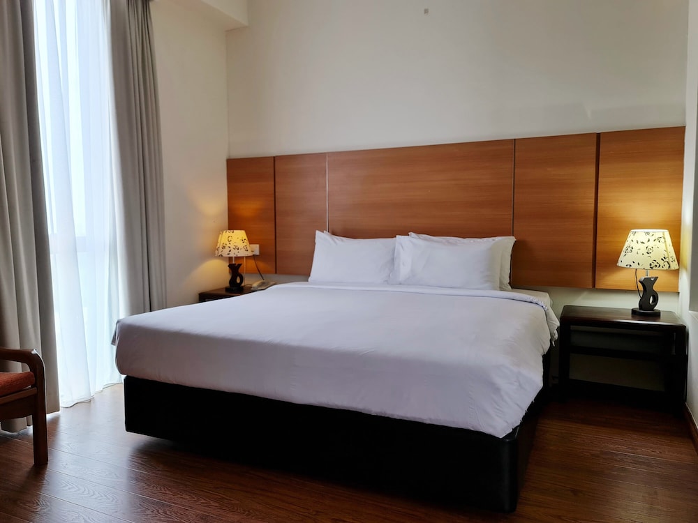 Swan, Suite, King Bed, Swan Garden Hotel 6/8