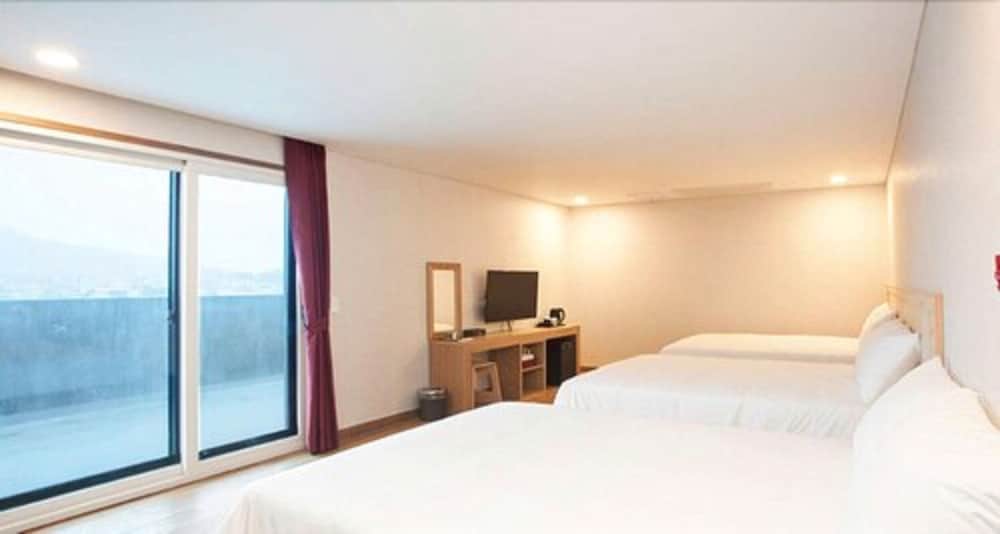 Hotel 52 13/57