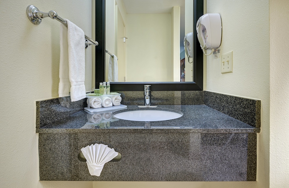 Holiday Inn Express San Diego South National City 35/73