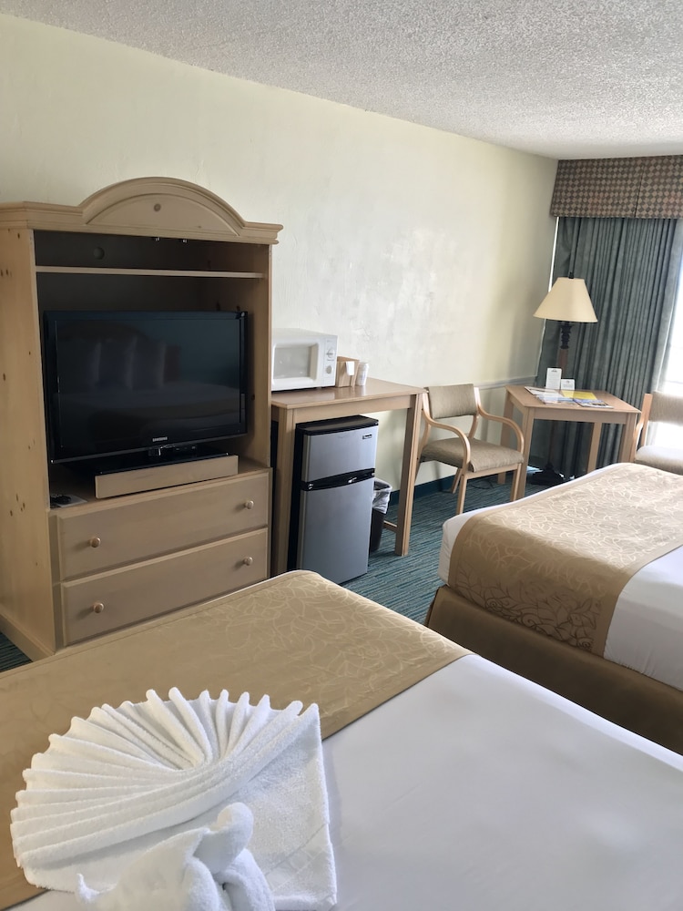 Days Inn by Wyndham Daytona Oceanfront 17/37