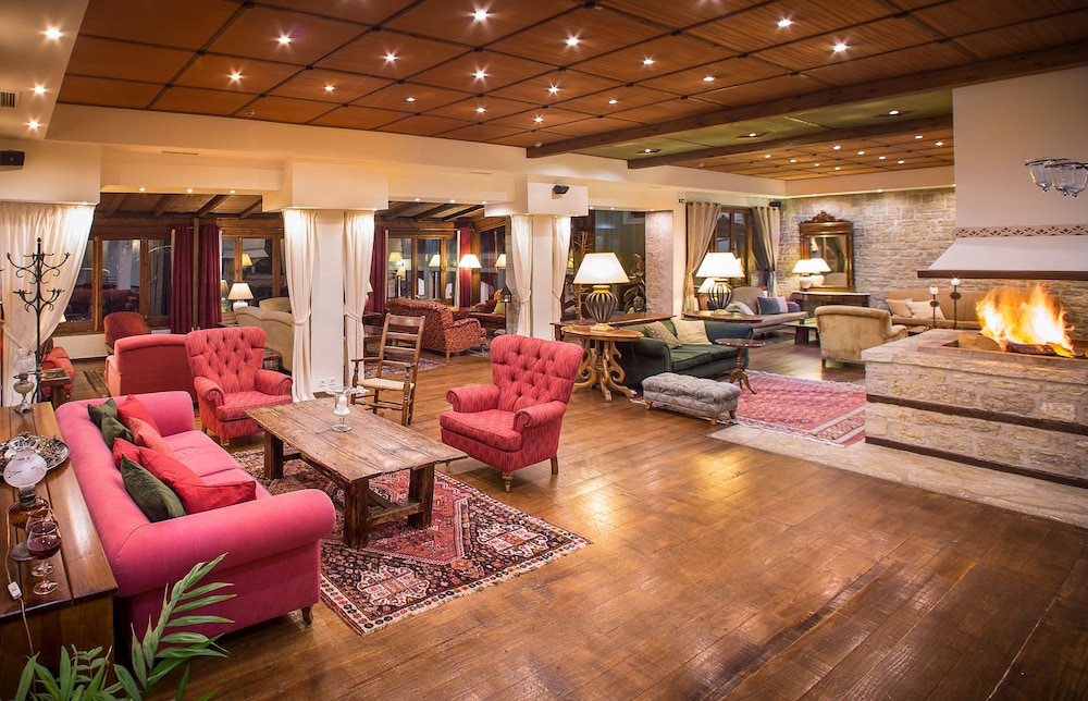 Country Club Hotel & Suites 37/75