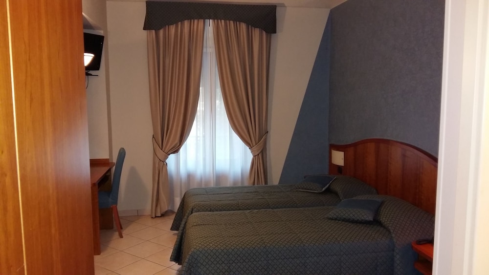 Hotel Cavour Asti 7/16