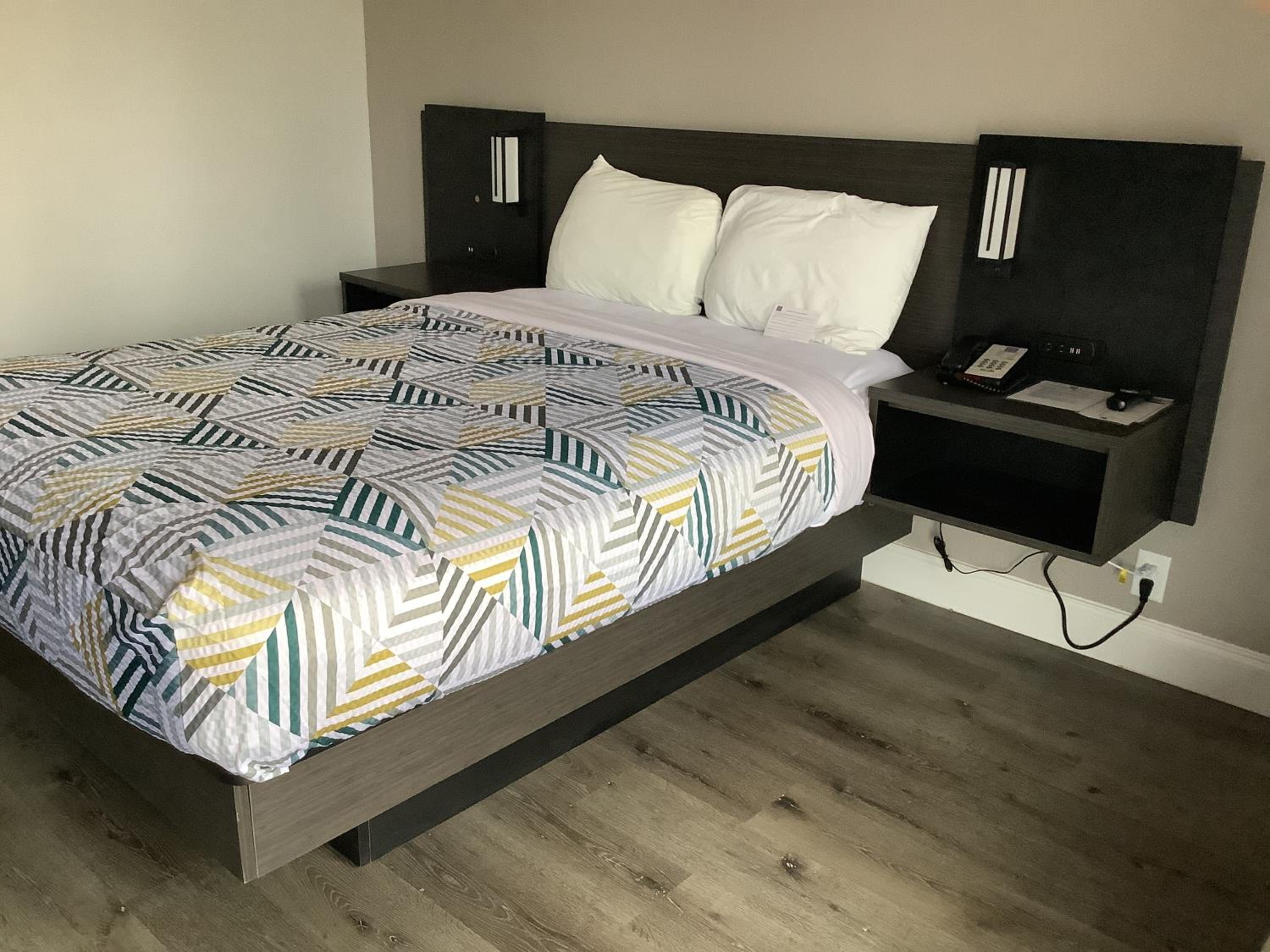 ROOM, DOUBLE BED