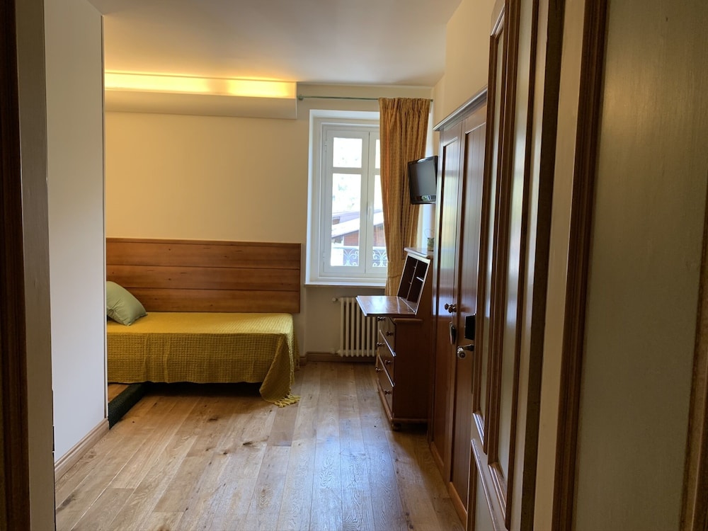 Serena Hotel 7/50