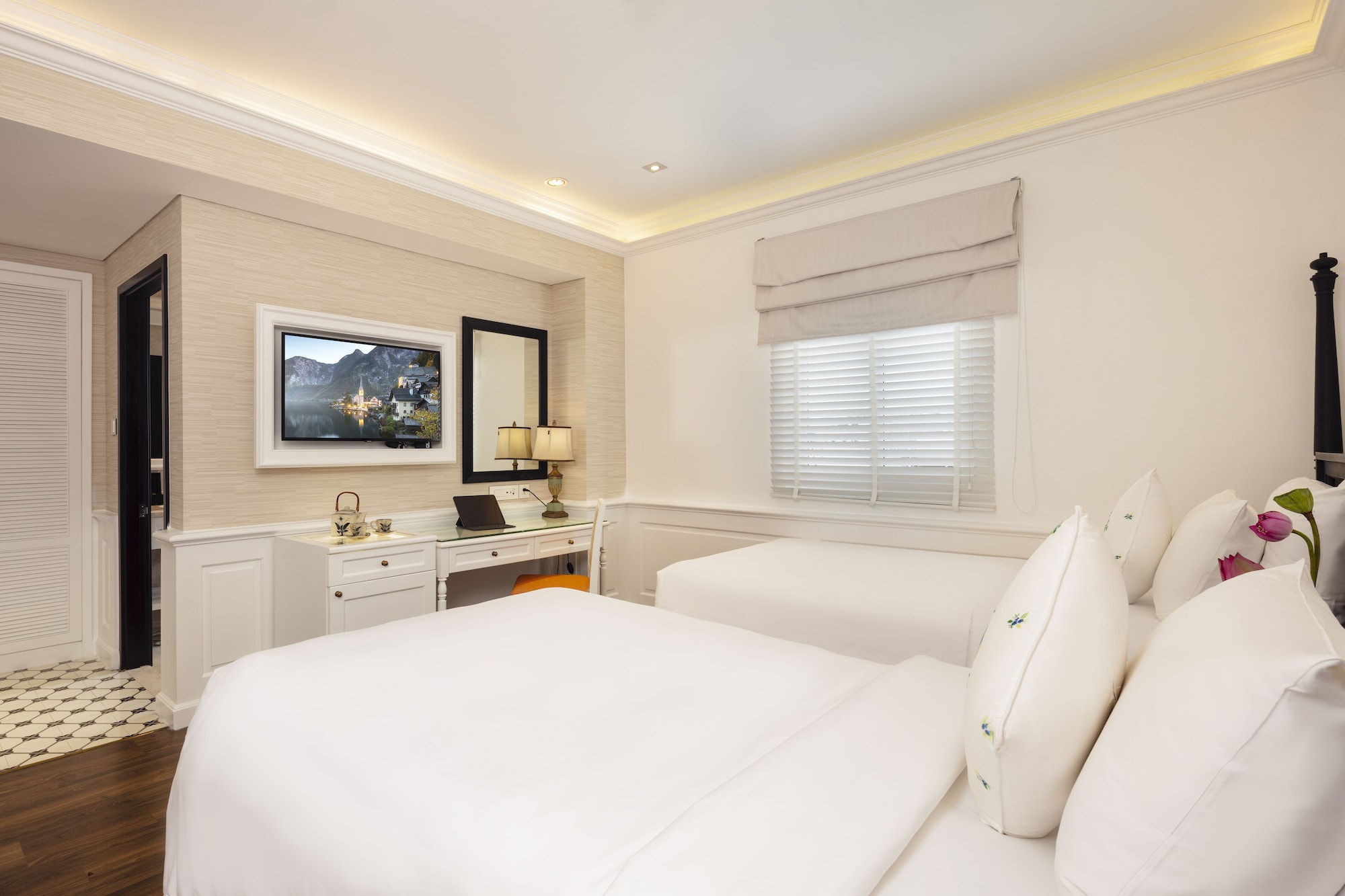 ELEGANT, COLONIAL, DELUXE, TWIN BEDS