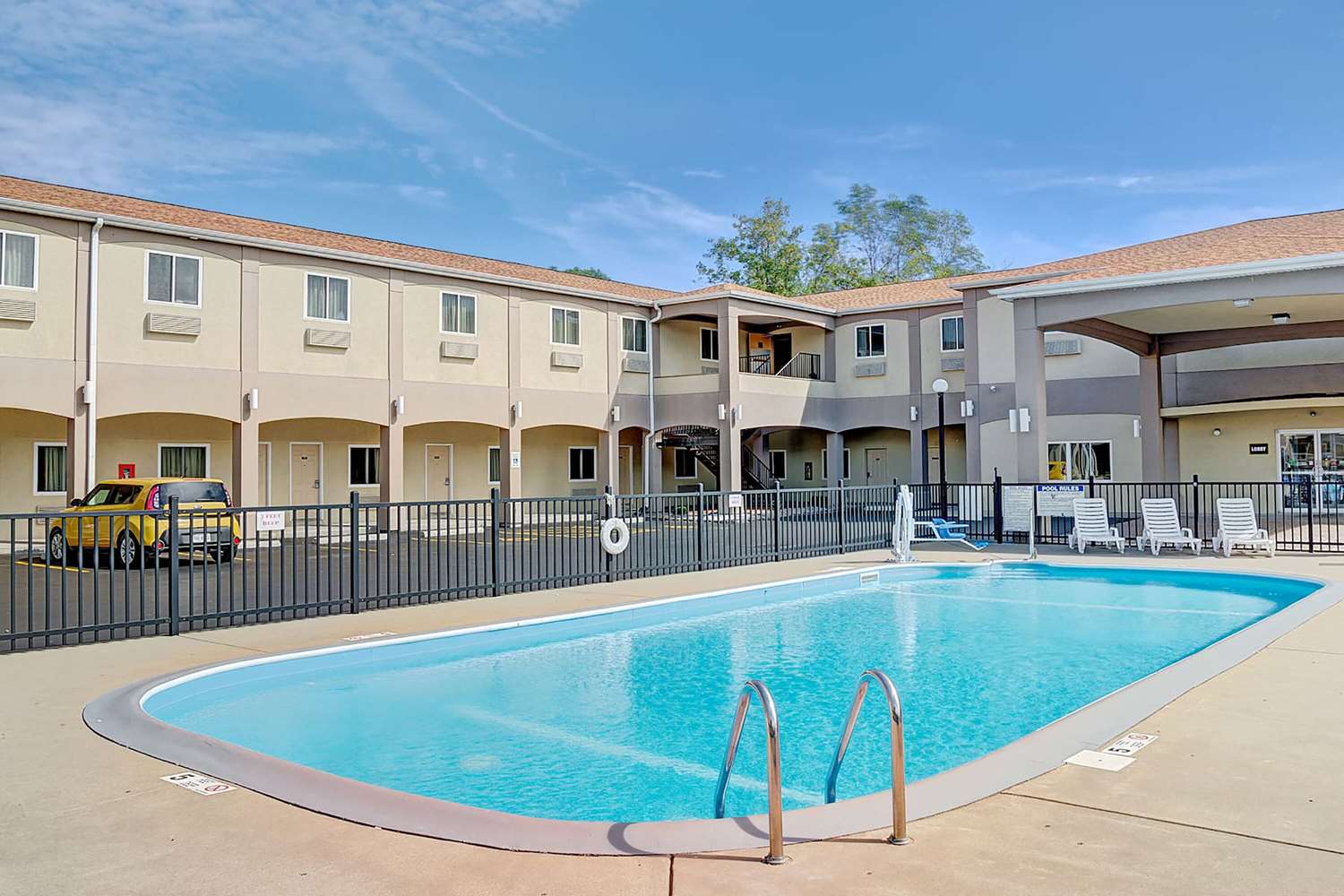 Days Inn and Suites By Wyndham Niagara Falls/Buffalo 37/40