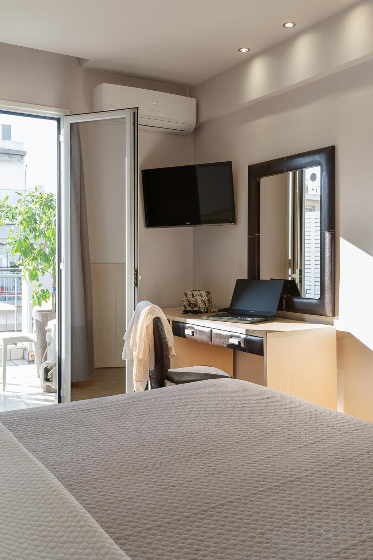 غرفة بسرير مزدوج أو سريرين منفصلين بشرفة، Piraeus City Hotel 9/10