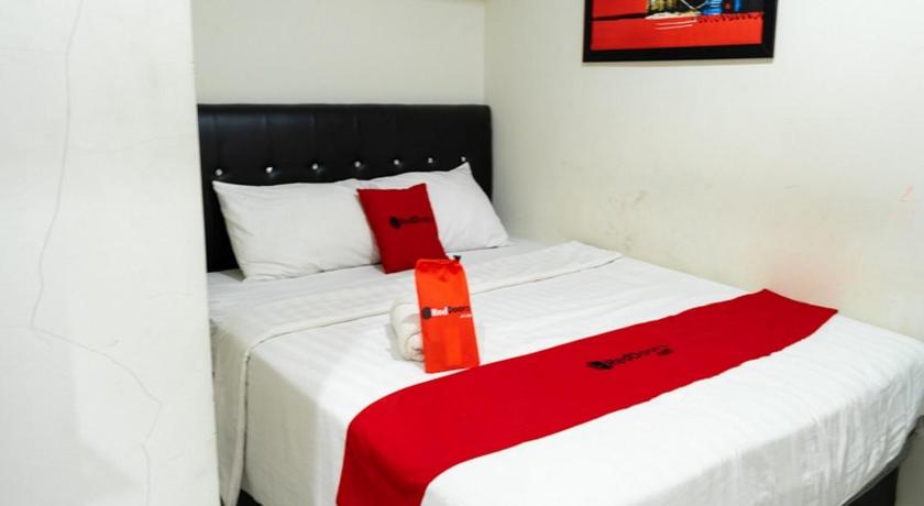 RedDoorz near Setrasari Mall 4 4/22
