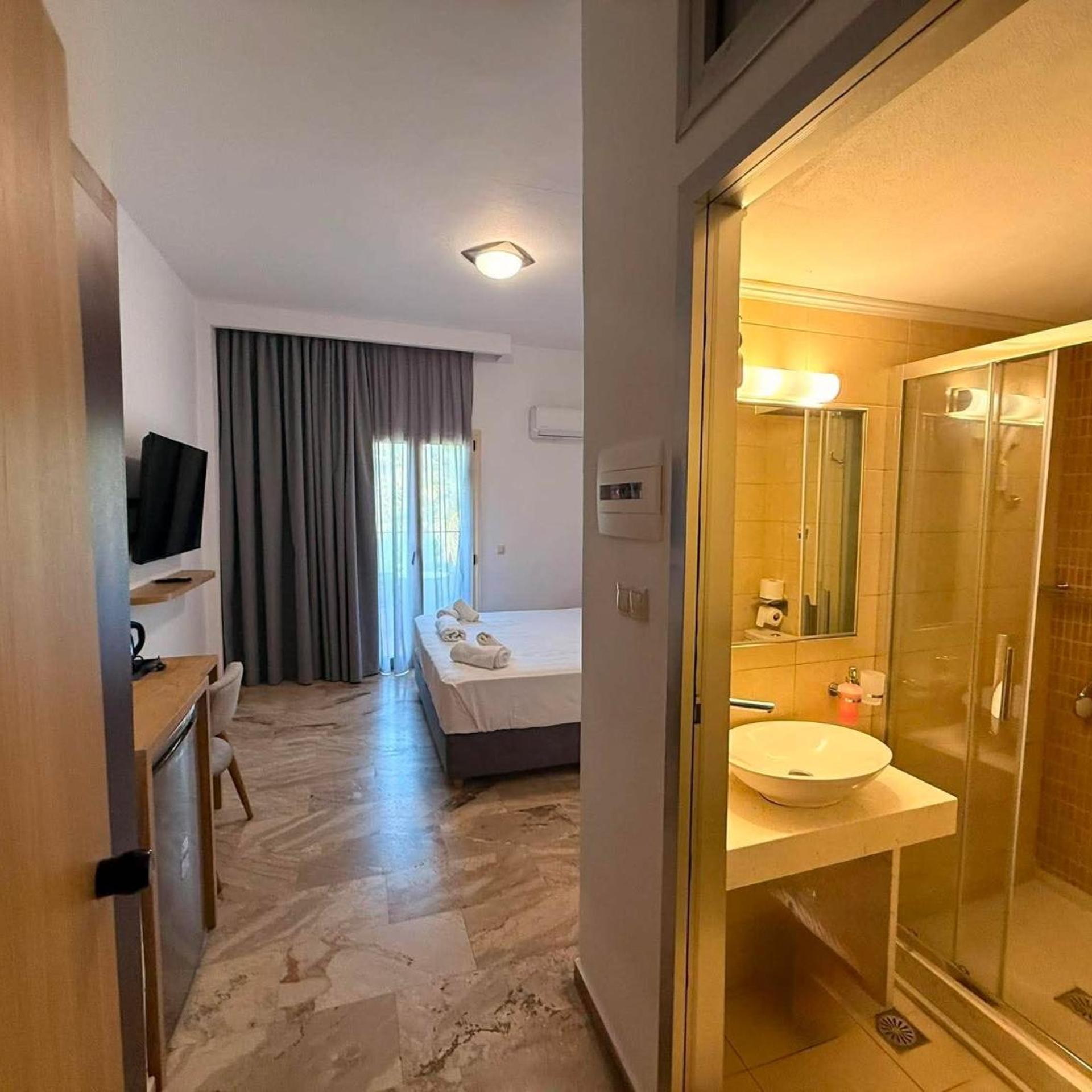 Lili Hotel 33/53