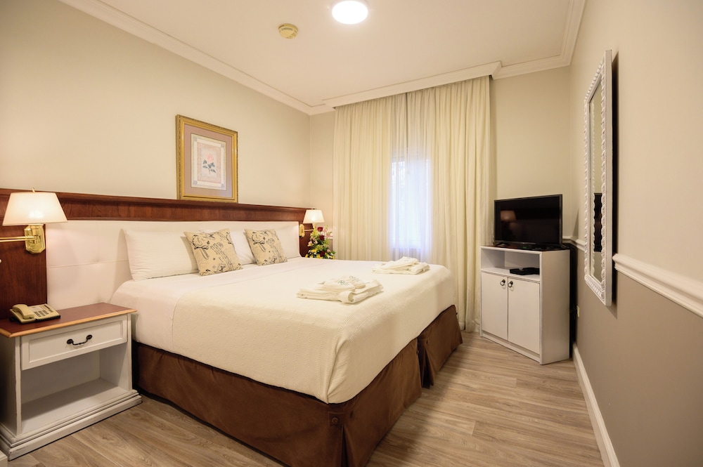 EXECUTIVE, SUITE