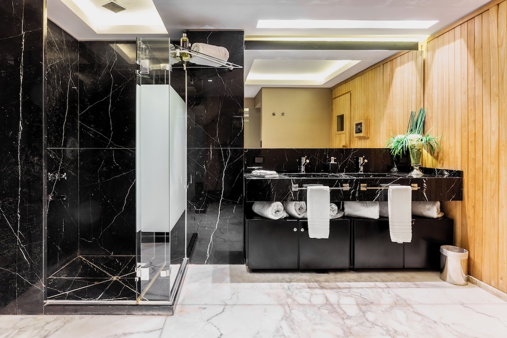 1828 Smart Hotel 11/69