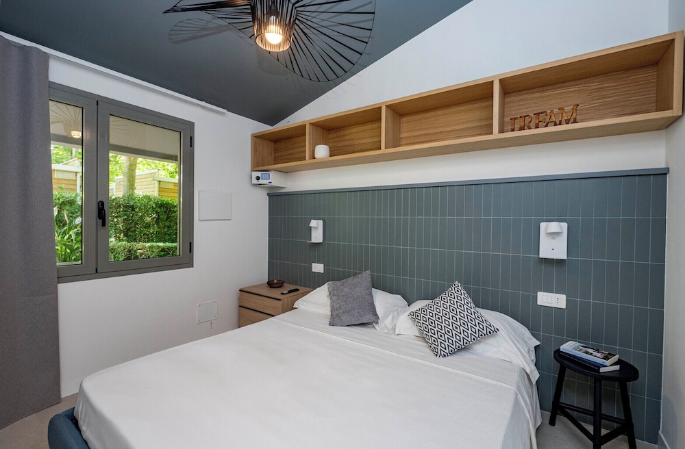 DELUXE, BUNGALOW, SMALL