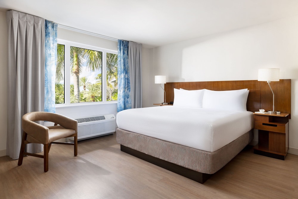 Room, King Bed, Garden View