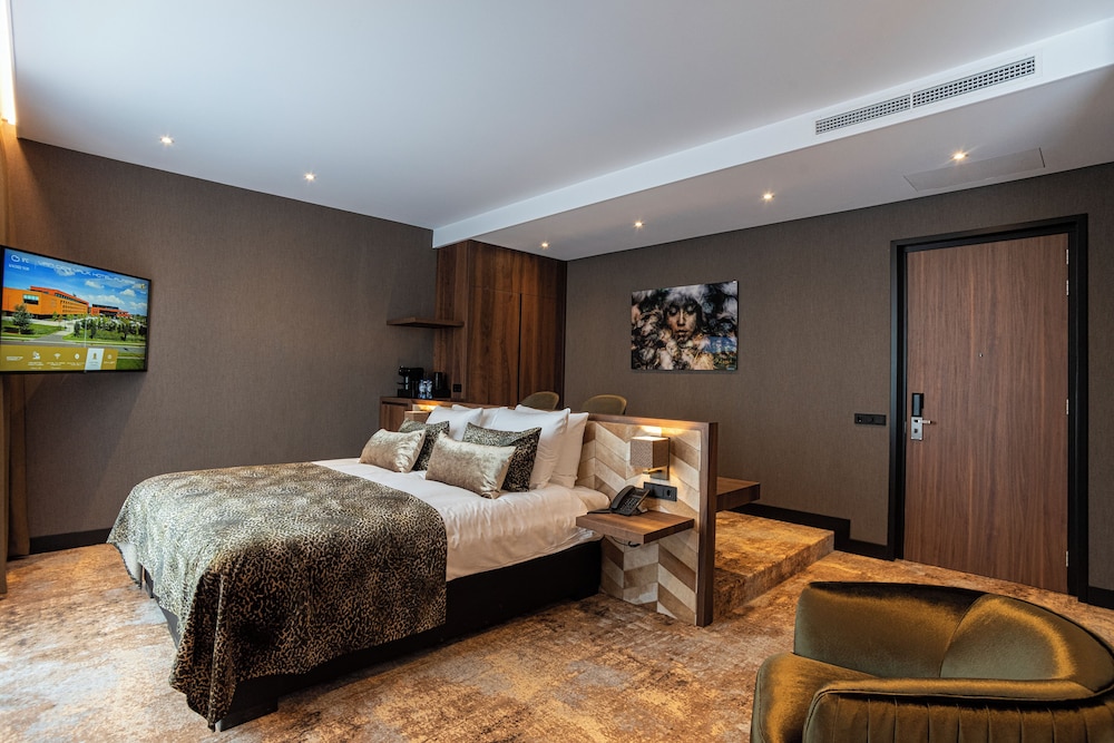 SKY, SUITE