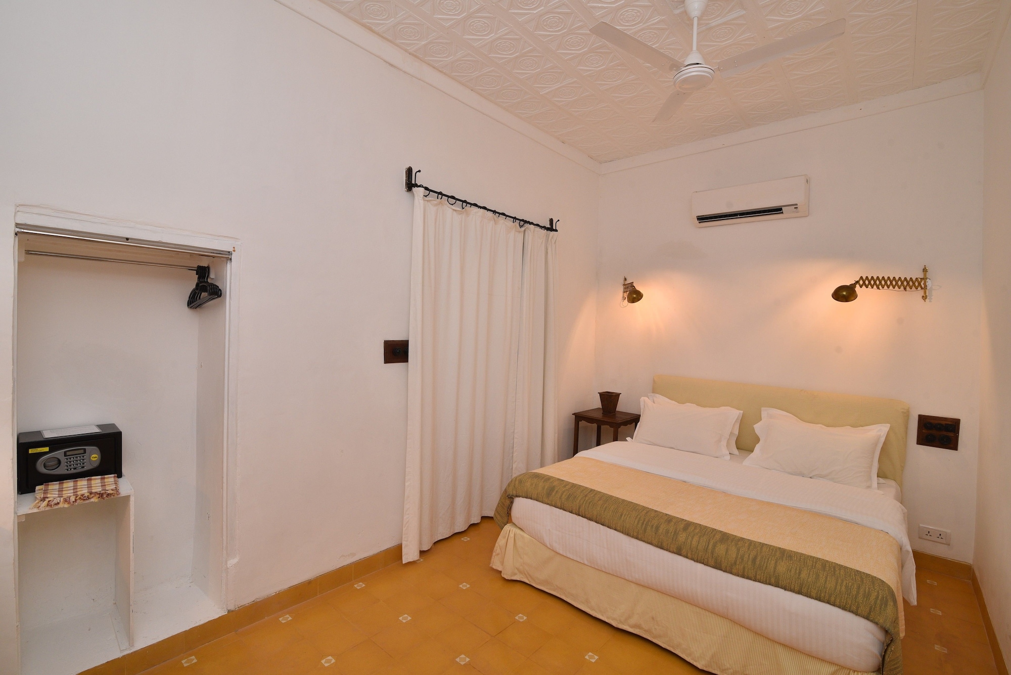 DELUXE, QUEEN BED, CITY VIEW