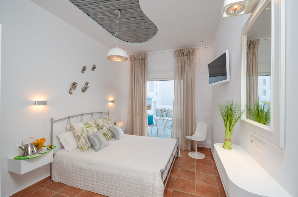 ROOM, DOUBLE OR TWIN BED, PATIO, GROUND FLOOR