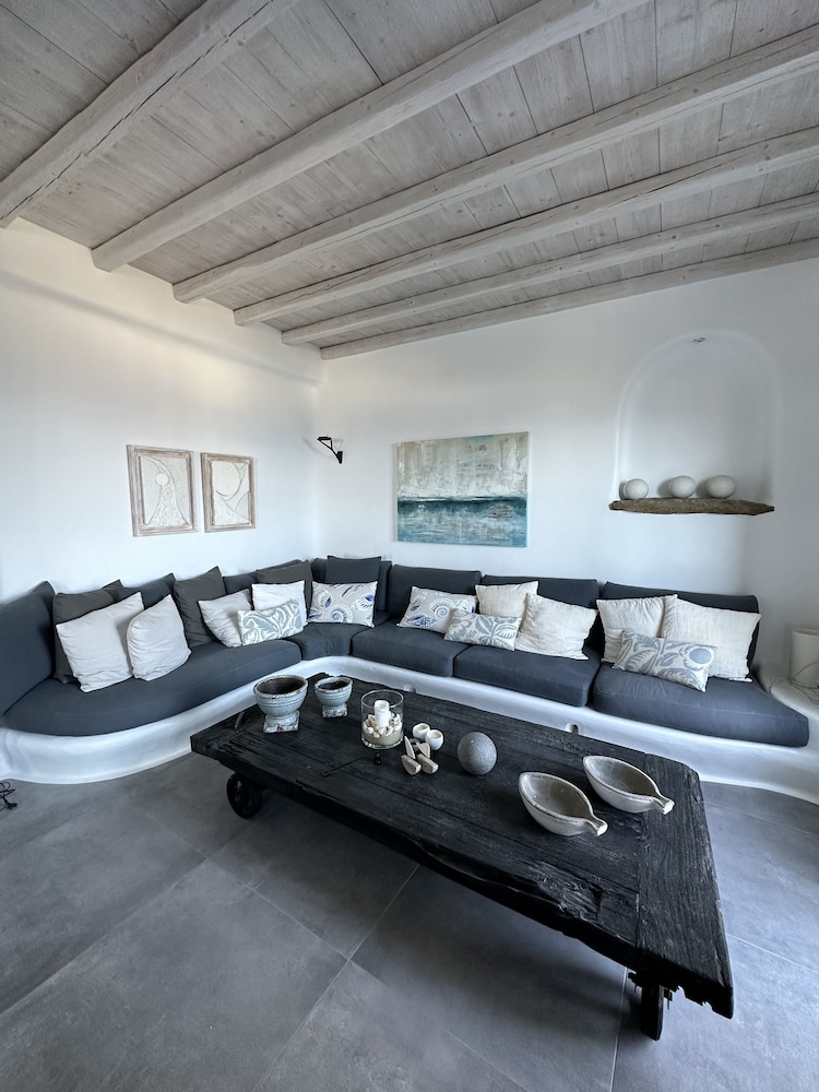 WHITE ROCK SUITES & VILLAS 19/50