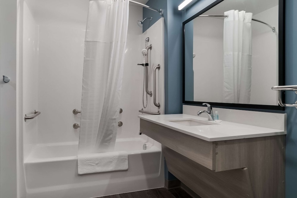Woodspring Suites Detroit Sterling Heights 24/32