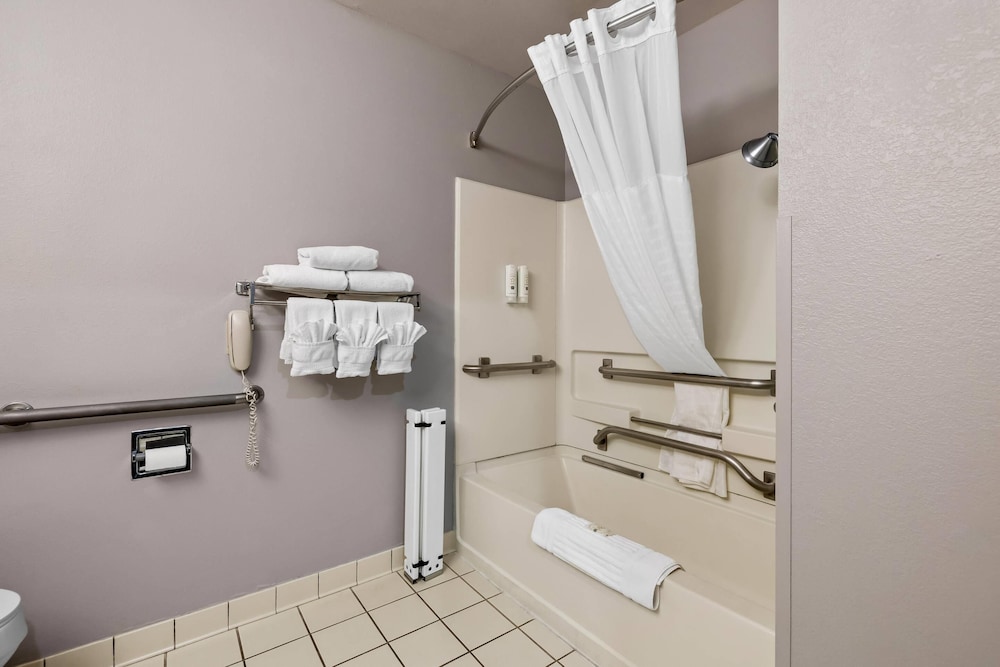 Standard, King Bed, Accessible, Quality Inn near Monument Health Rapid City Hospital 10/10