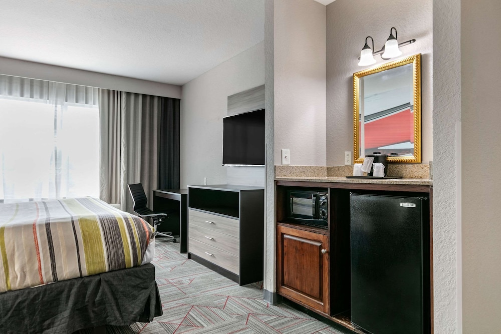 Clarion Pointe Columbus-Bradley Park 22/39
