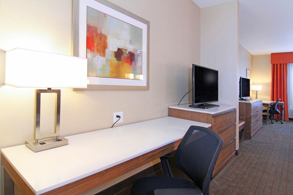 Holiday Inn Express And Suites Calgary Nw University Area 47/73