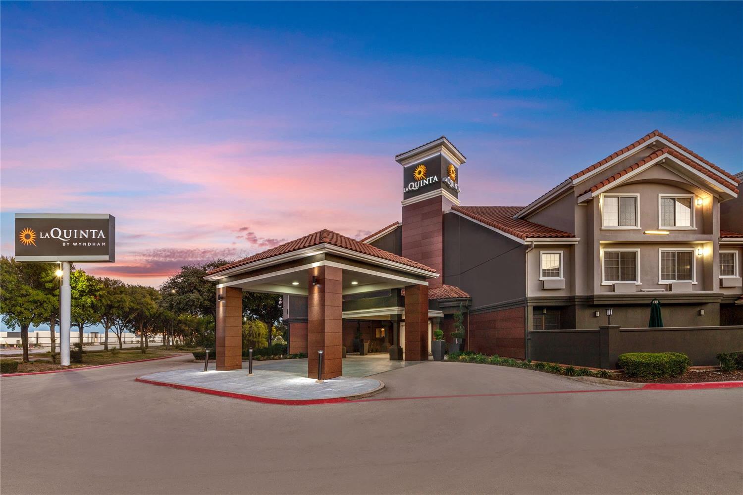 La Quinta Inn & Suites by Wyndham Dallas DFW Airport North 4/55