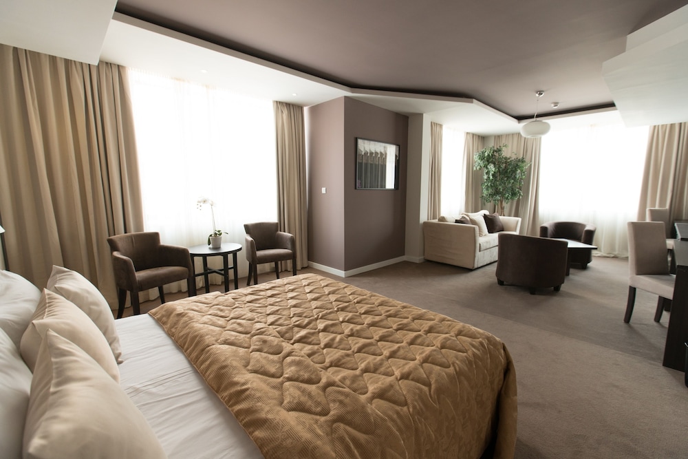 New City Hotel and Restaurant Nis 14/56