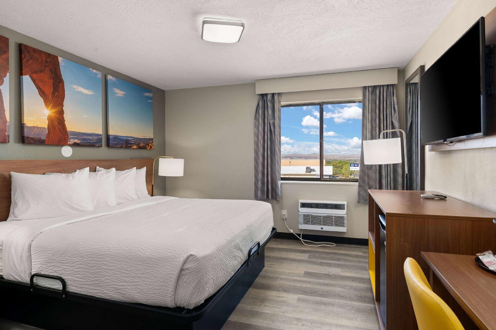 ROOM, KING BED