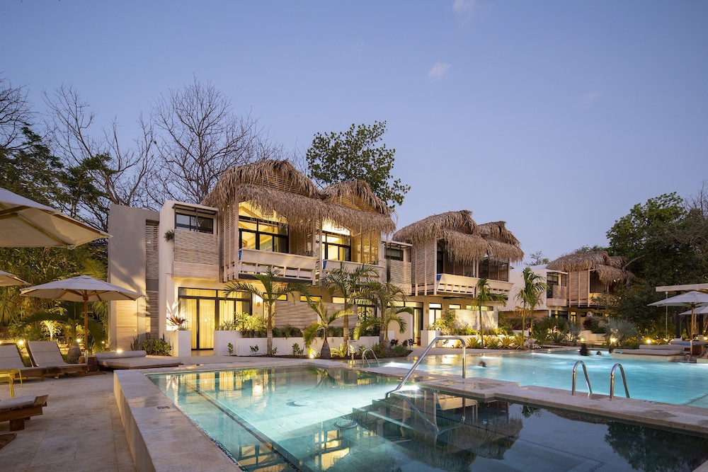 The Gilded Iguana Surf Hotel 4/50