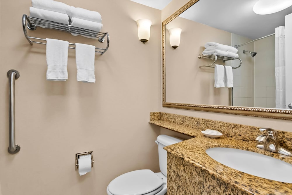 غرفة قياسية بسريرين كوين، Clarion Inn North Haven - New Haven North 5/5
