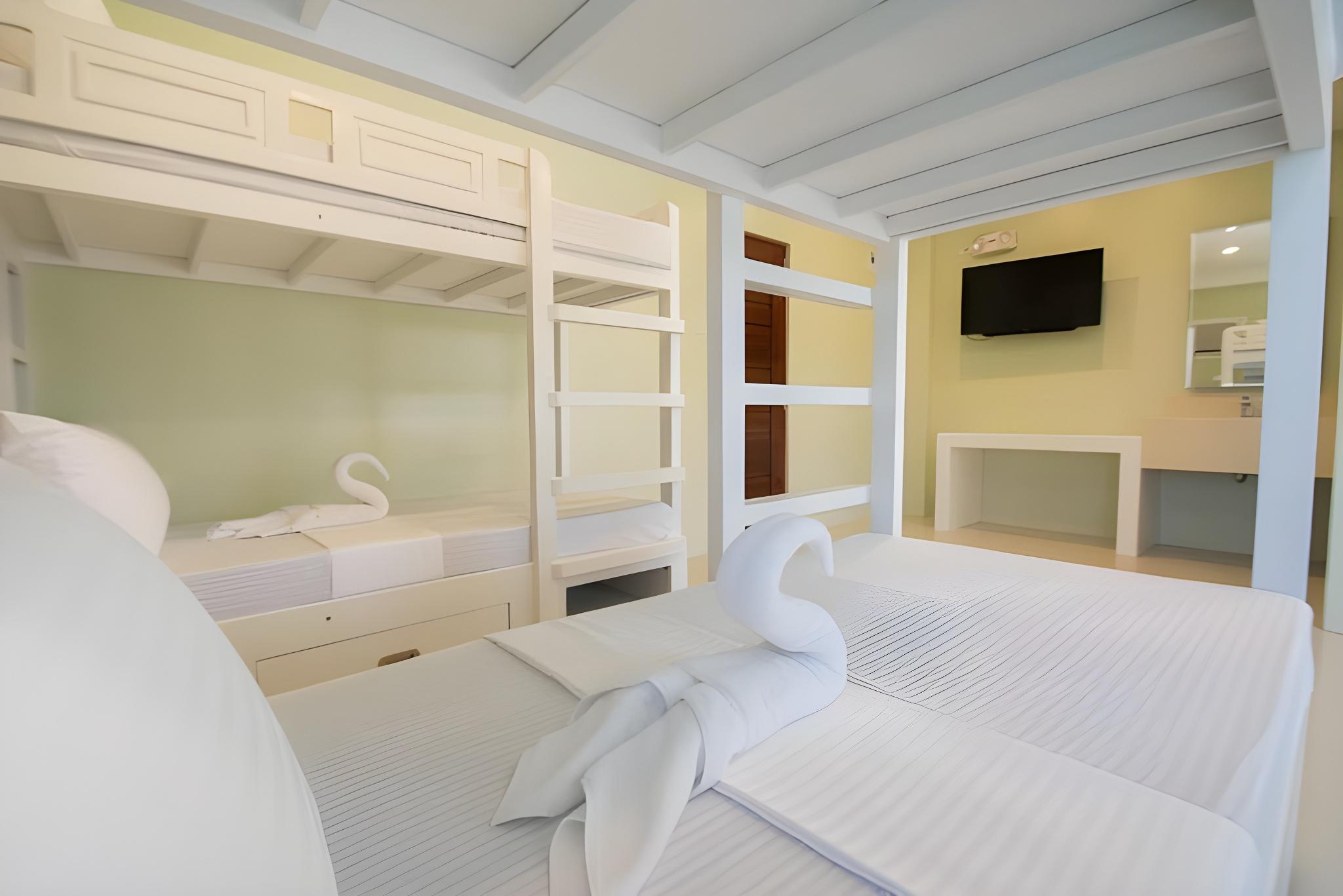 Mixed Dorm, 8 People