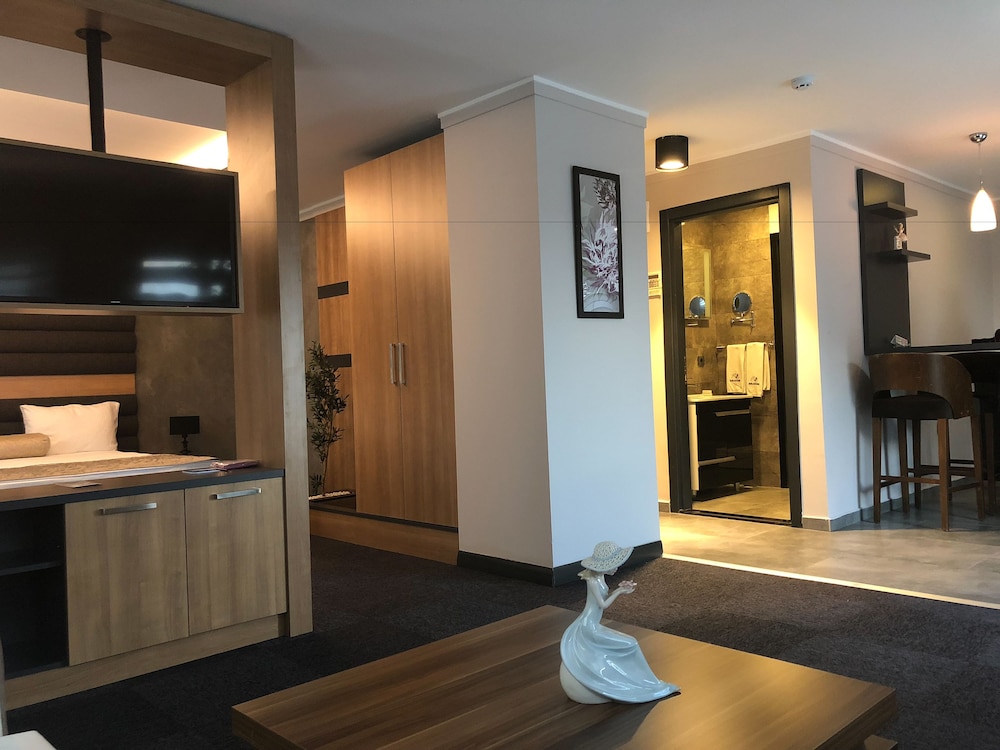 KALEVERA HOTEL 12/25