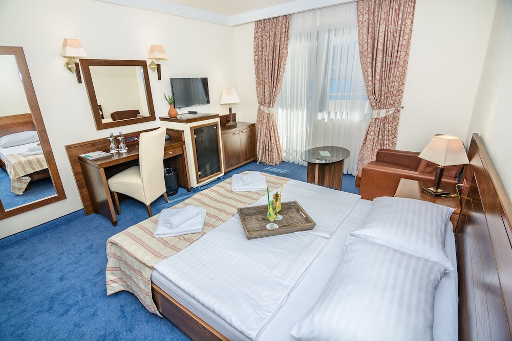 غرفة سوبيريور بسرير كينج بإطلالة على البحر بشرفة مع سرير إضافي، Family Hotel Pagus - All Inclusive 4/5