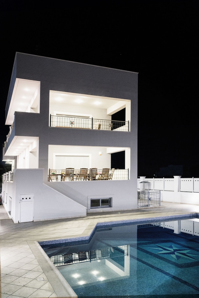 Villa D'irene 8/50