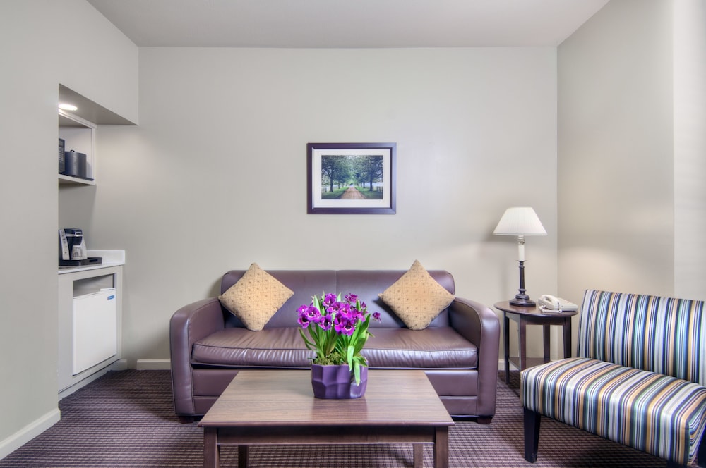 University Park Inn & Suites 27/38