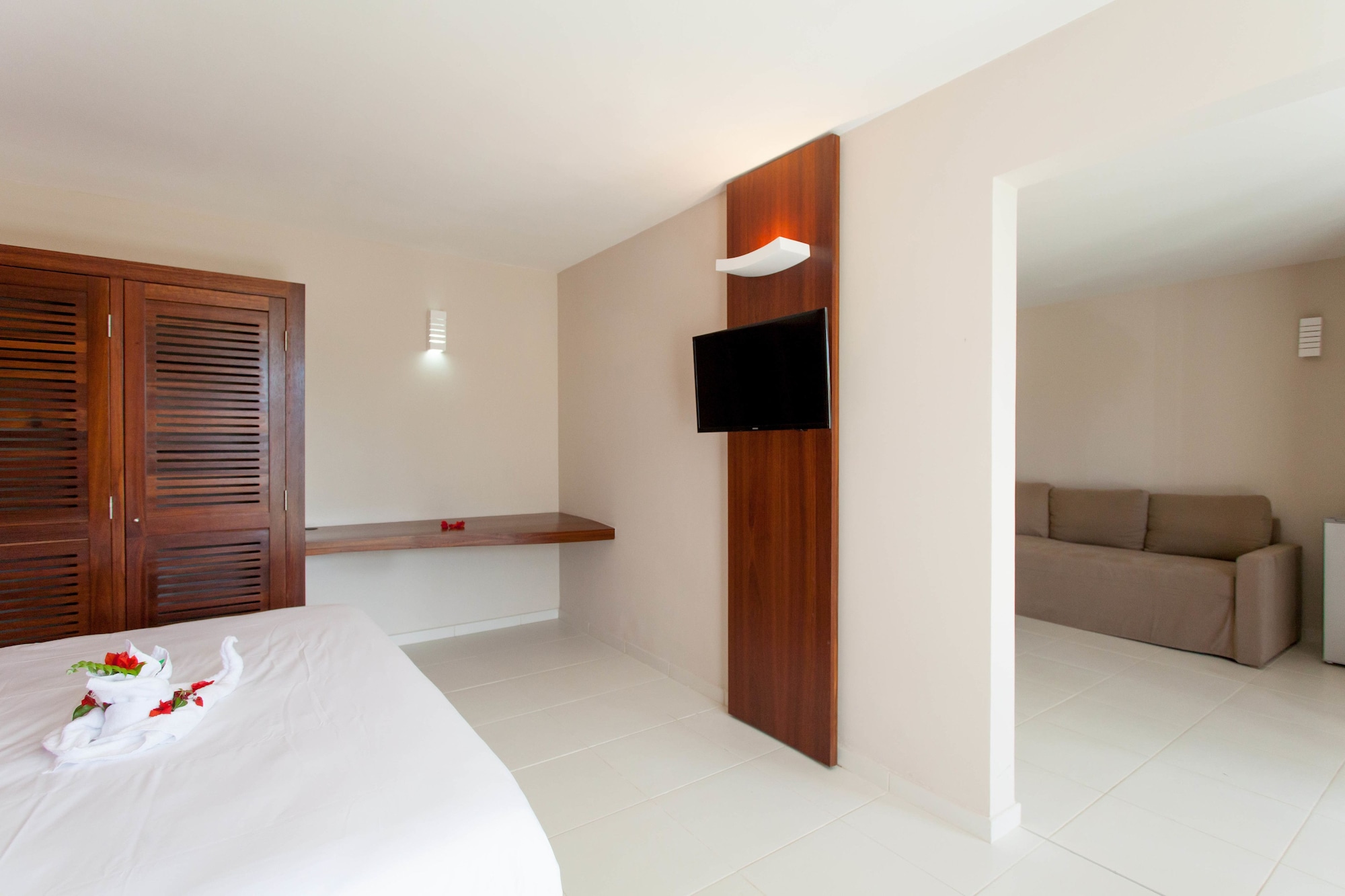 غرفة كومفورت بسرير كينج بغرفة نوم واحدة مع أريكة بمطبخ صغير، Karibea Resort Sainte Luce Residence Caribia 2/3