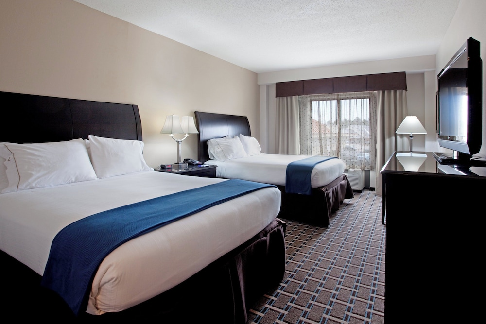 Holiday Inn Express & Suites Hope Mills Fayetteville Airport 9/37