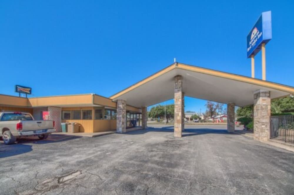 Americas Best Value Inn Uvalde 2/31
