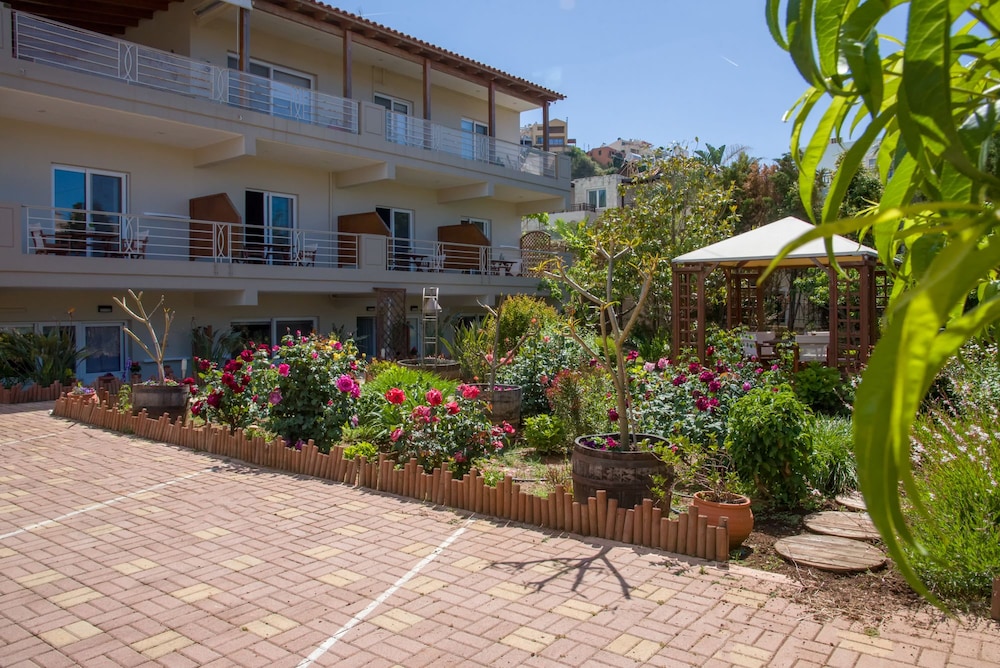 Stamatakis Boutique Studios 31/50