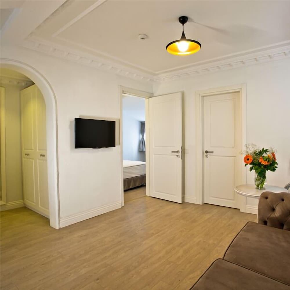 La Villa Blanche Hotel 12/21