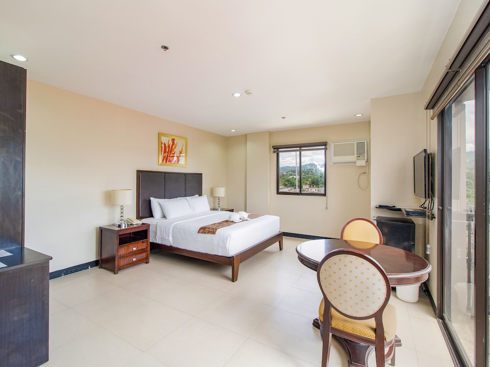 Main Hotel And Suites 37/67