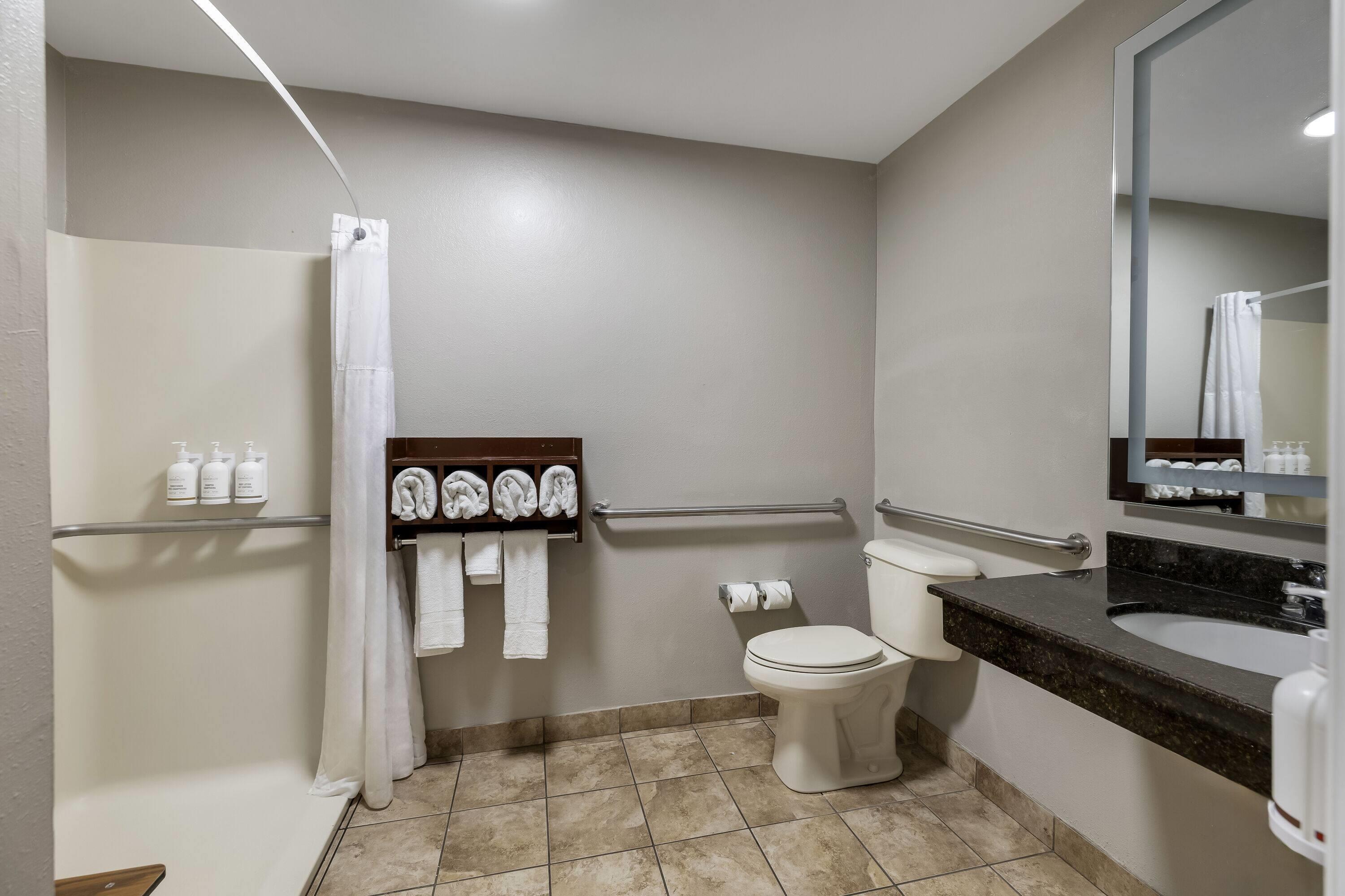 غرفة رباعية بسريرين كوين لذوي الإعاقة، La Quinta Inn & Suites by Wyndham Louisville East 4/6