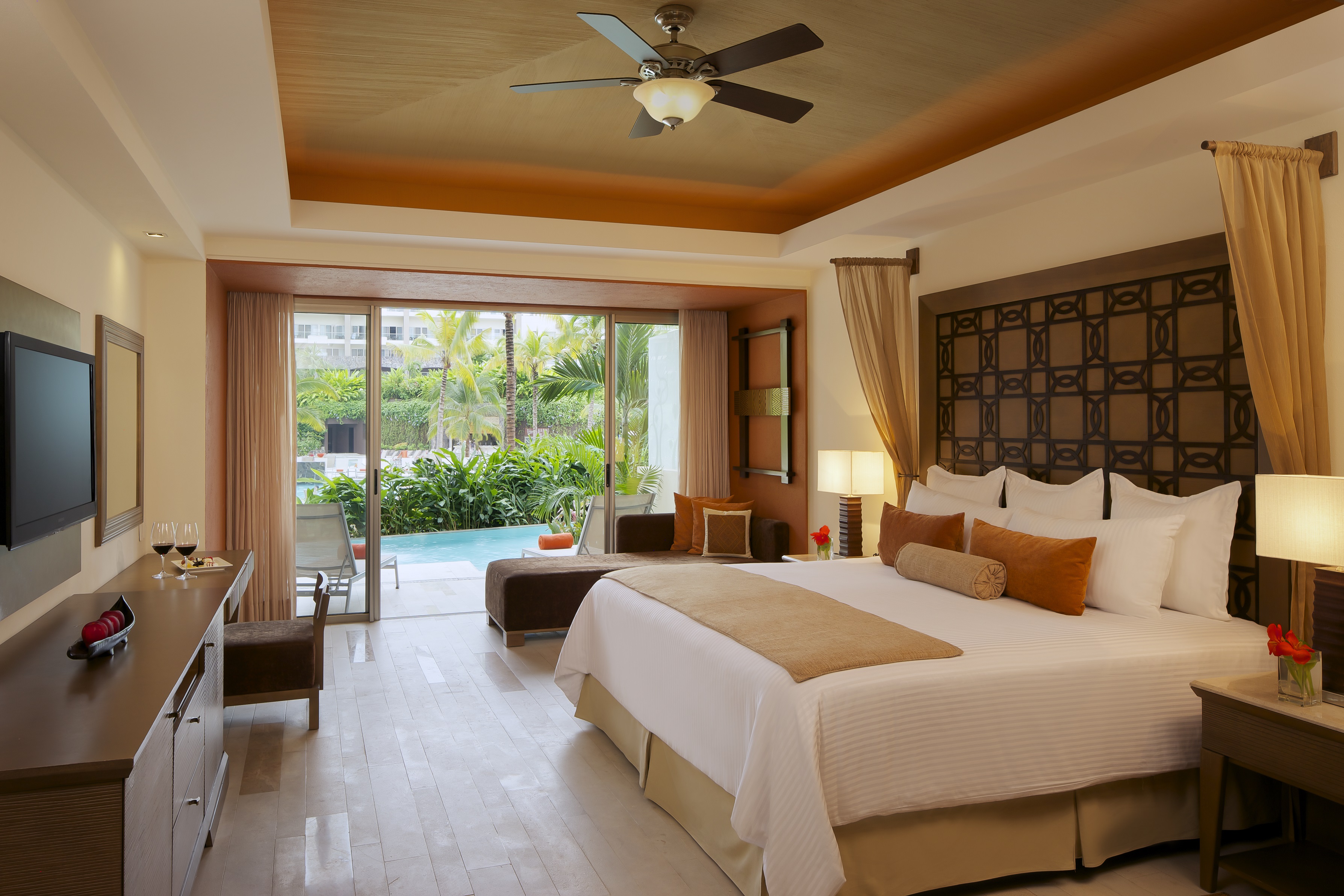 Preferred Club, Swim Out, King Bed