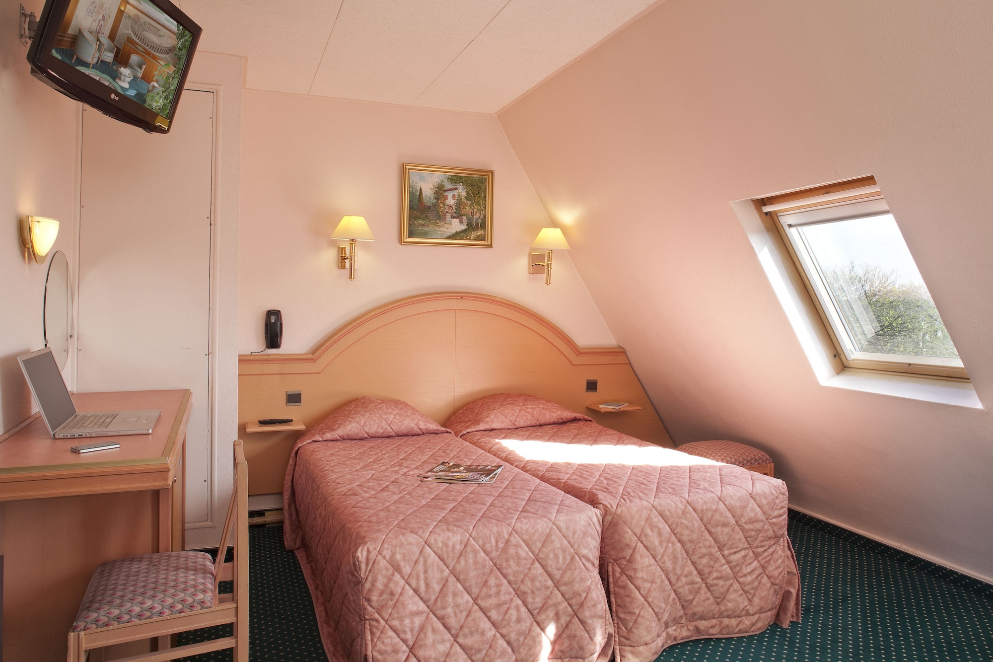 ROOM, TWIN BEDS