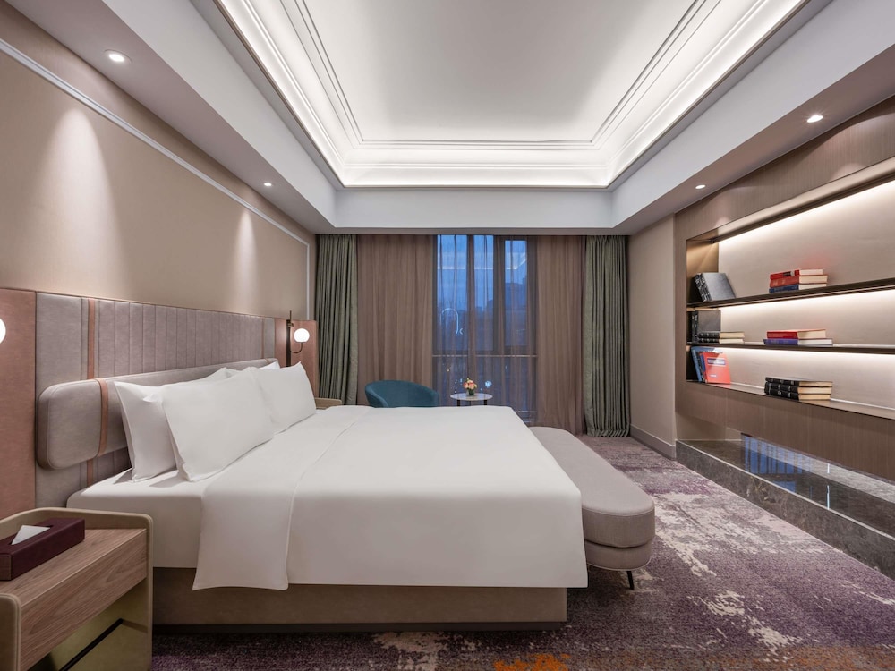 JUNIOR SUITE, KING BED