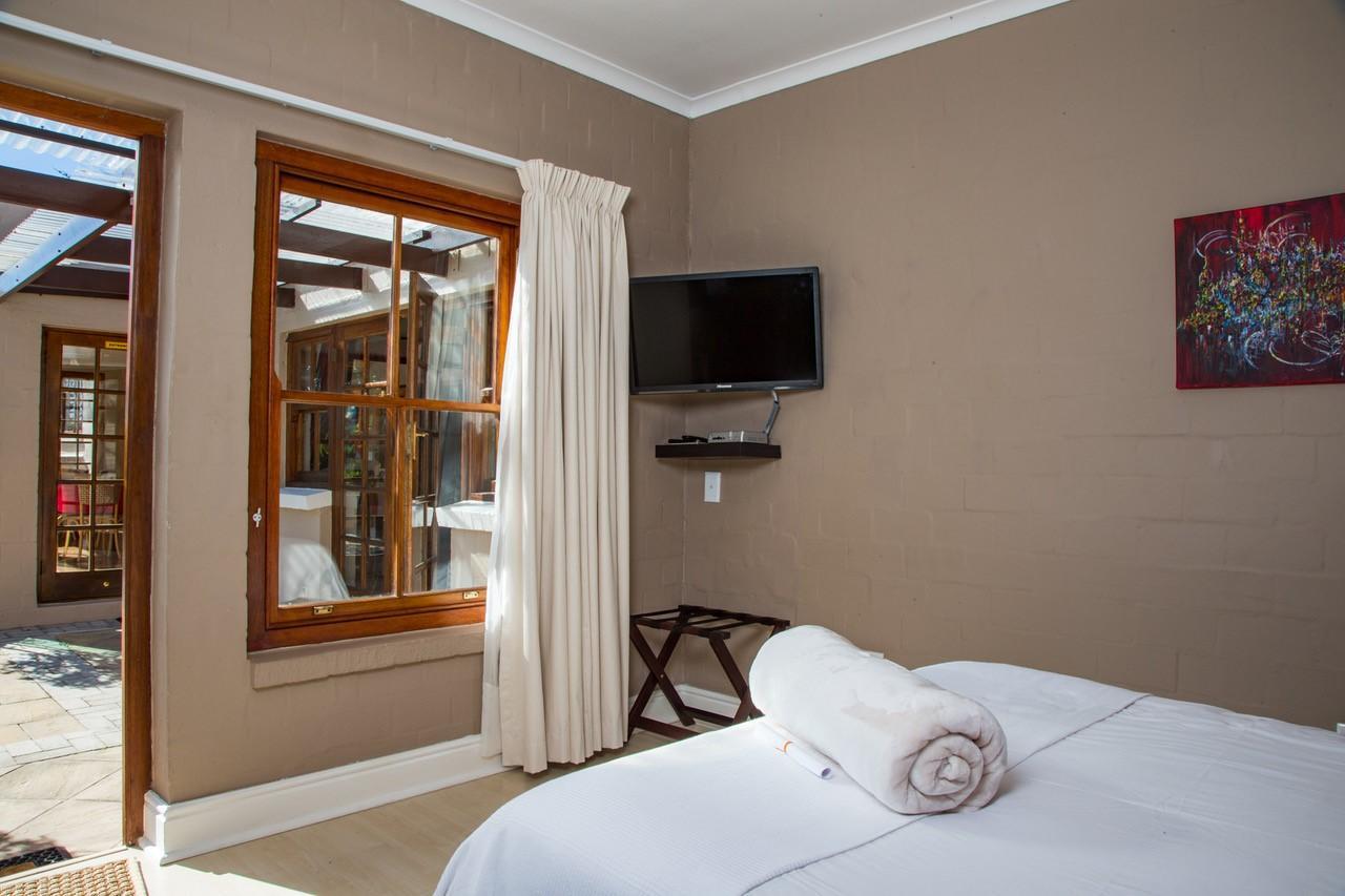 Room, Queen Bed, Pool Side