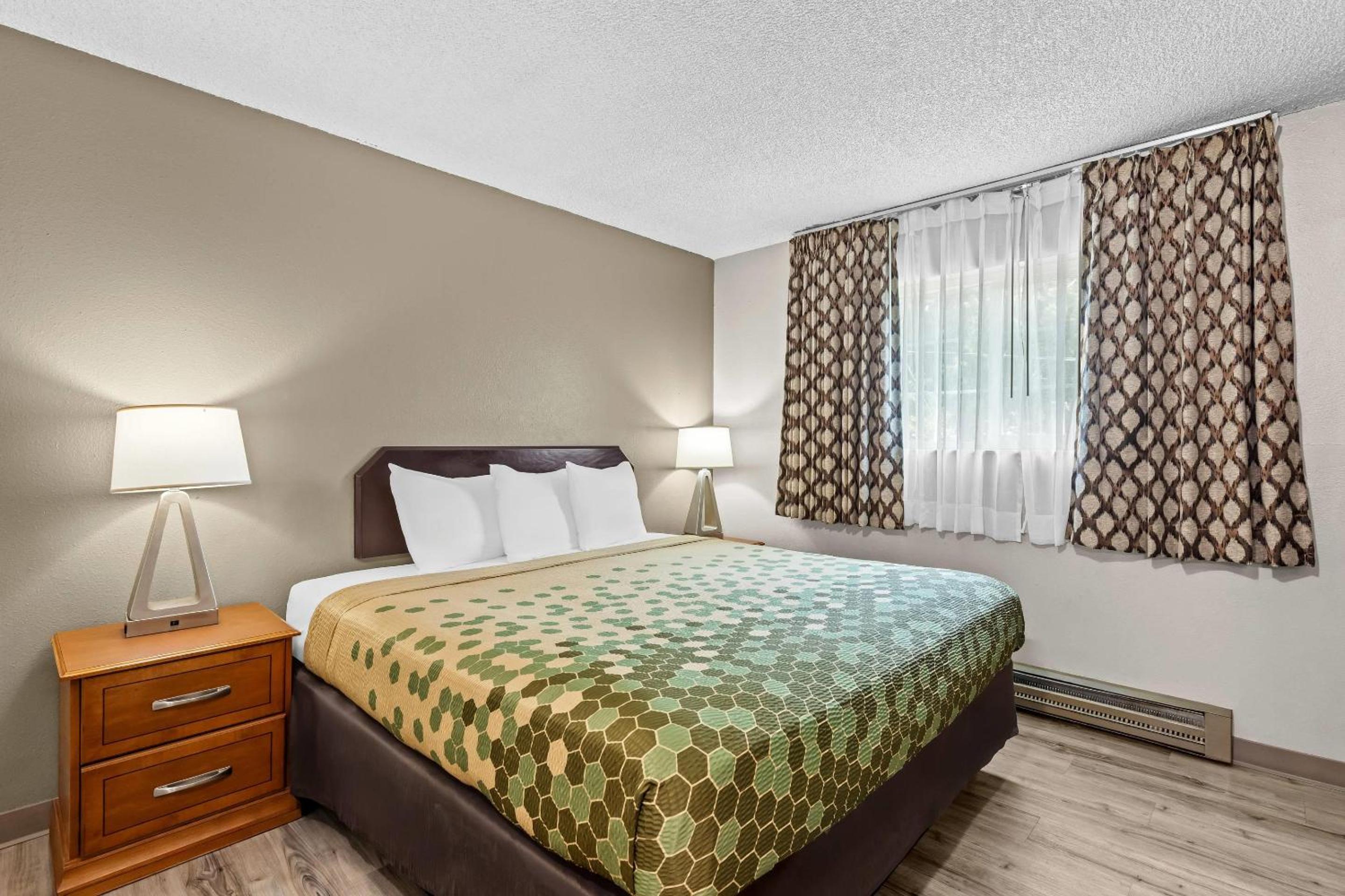 Efficiency, Family Suite, 2 King Beds, Sofa، Rodeway Inn & Suites Portland West - Beaverton 5/8