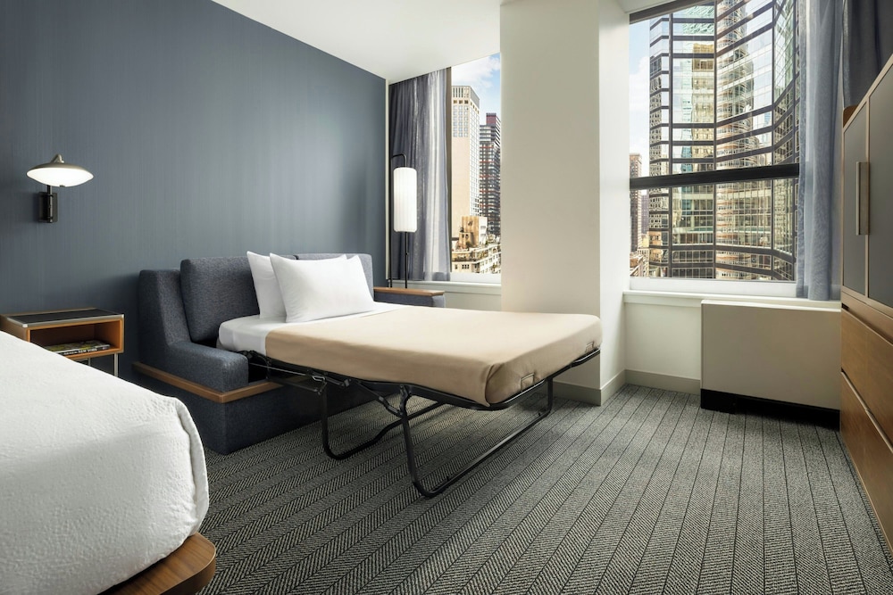 غرفة ديلوكس بسرير كينج مع أريكة، Courtyard New York Manhattan/Midtown East 2/10