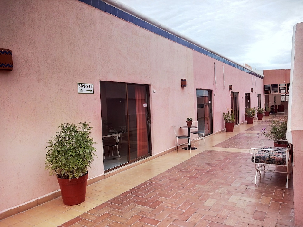Los Jitos Hotel & Suites 7/56